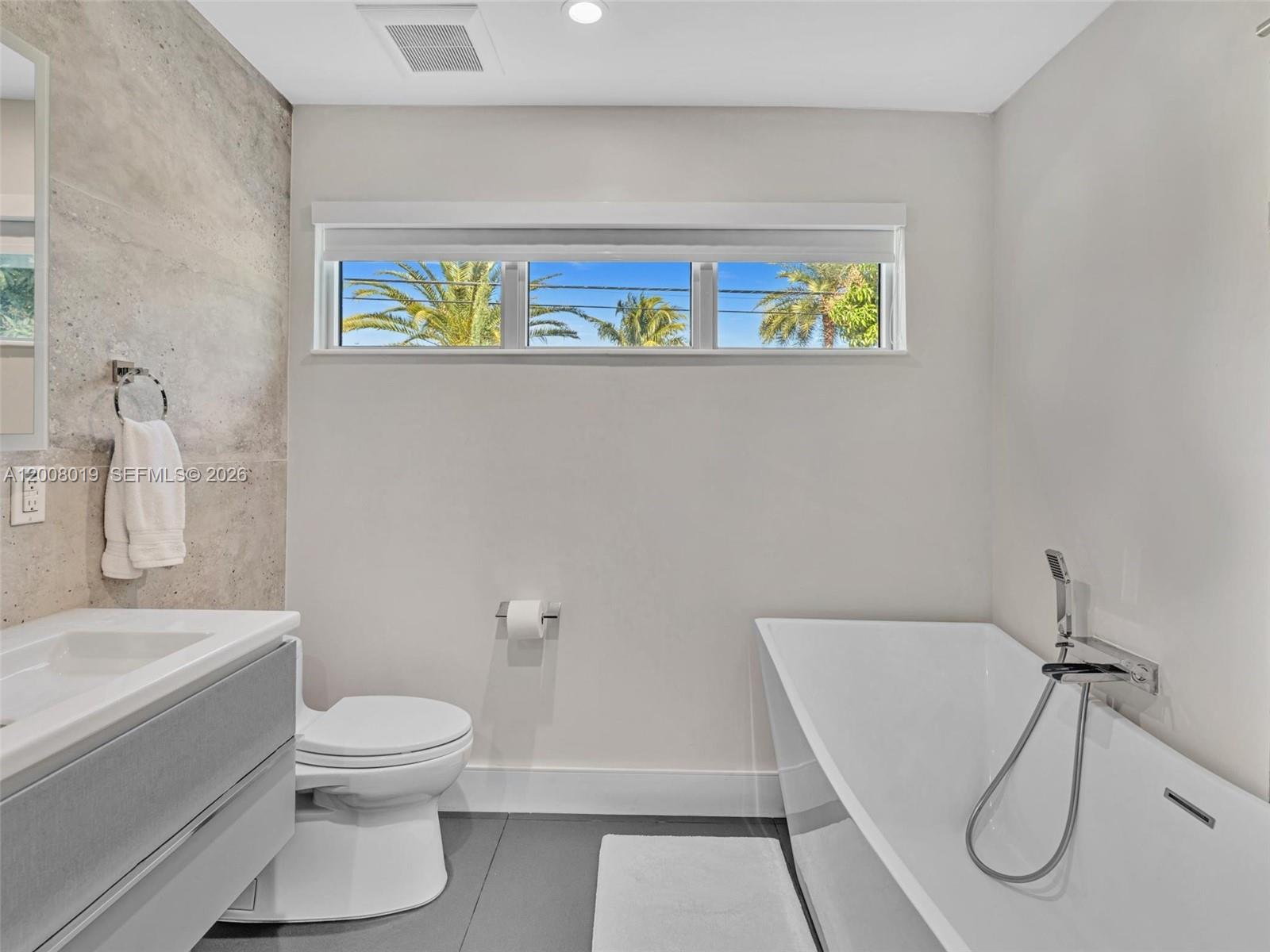 307 Holiday Dr Hallandale Beach, FL 33009
