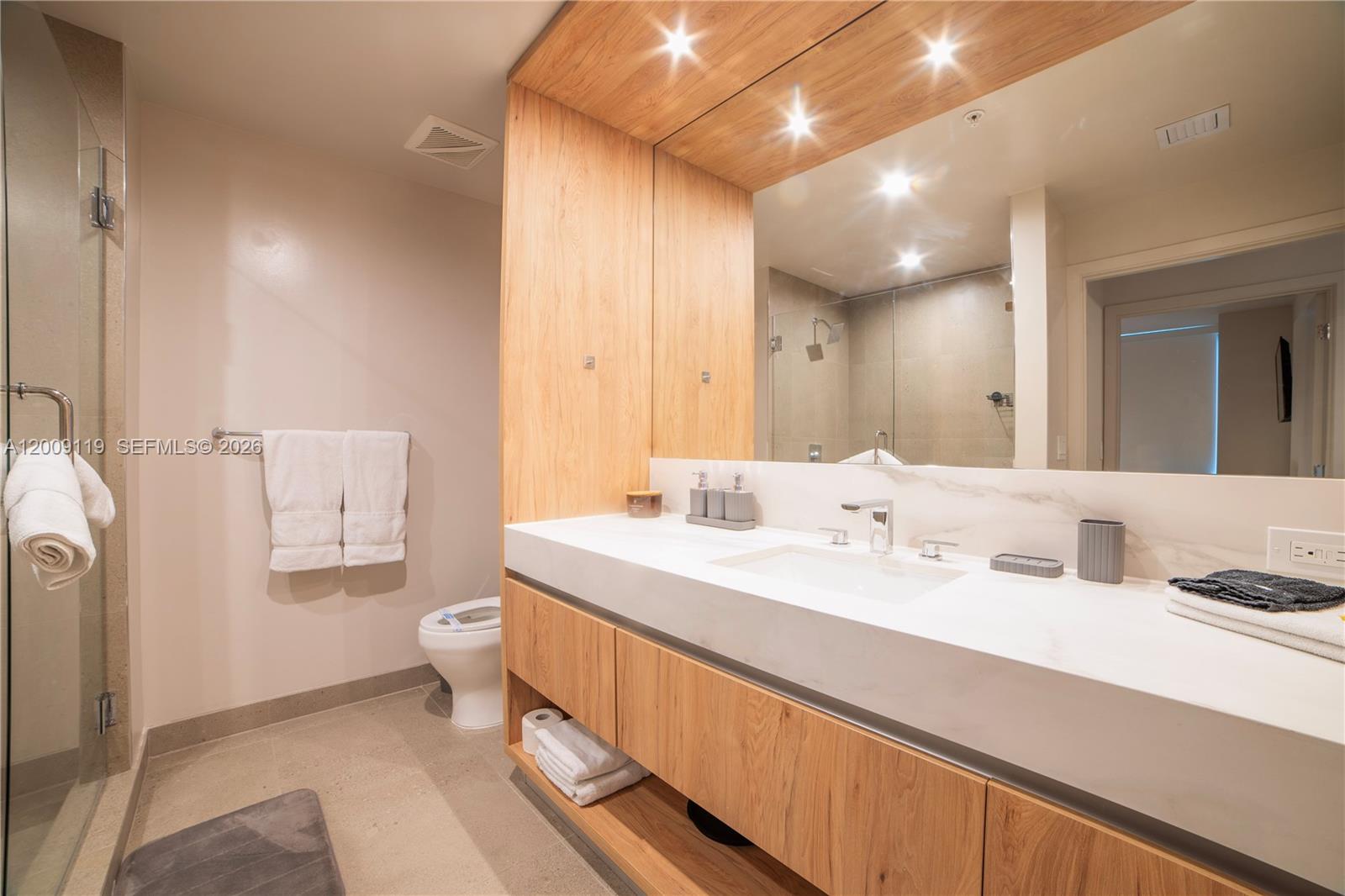 11 NE 6th #1104 Miami, FL 33132