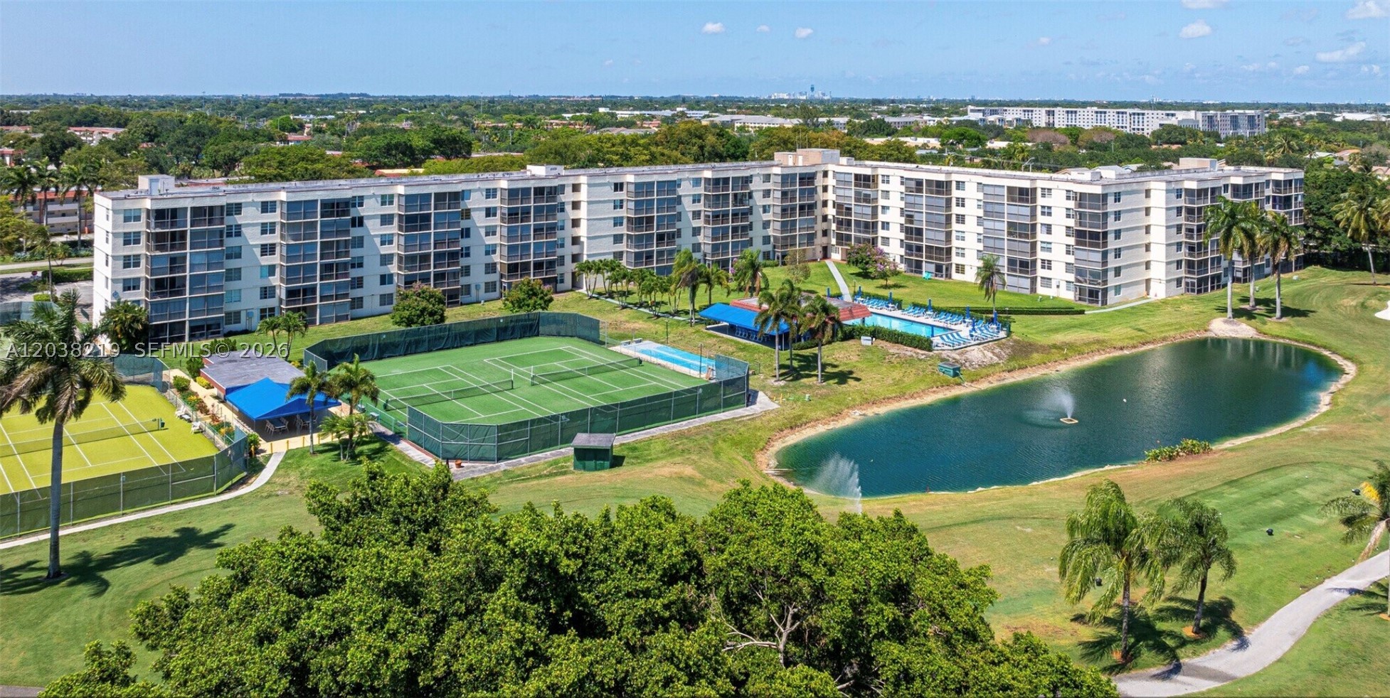 800 S Hollybrook Dr #305