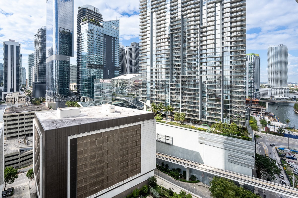 image 500 Brickell West23