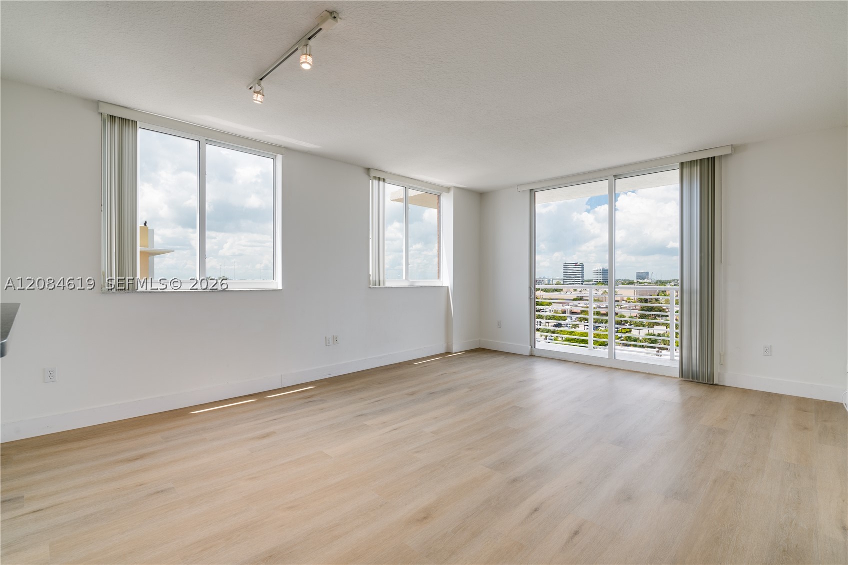 image The Venture at Aventura0