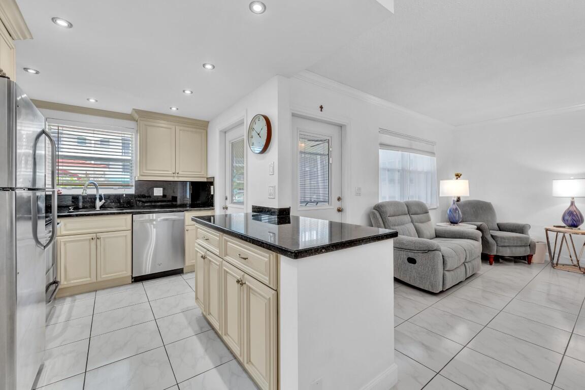 580 Egret #121 Hallandale Beach, FL 33009