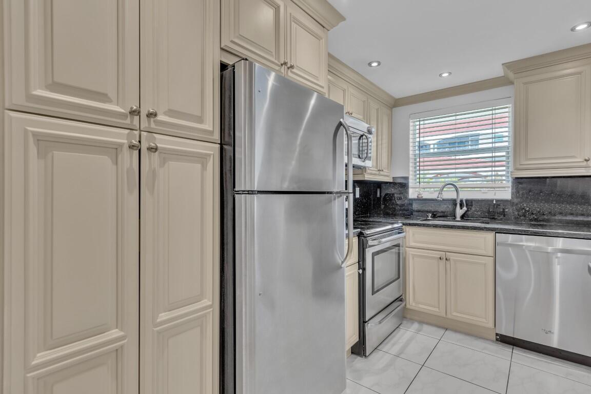 580 Egret #121 Hallandale Beach, FL 33009