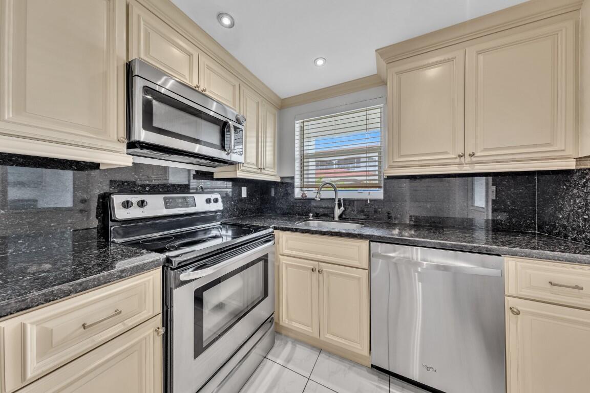 580 Egret #121 Hallandale Beach, FL 33009