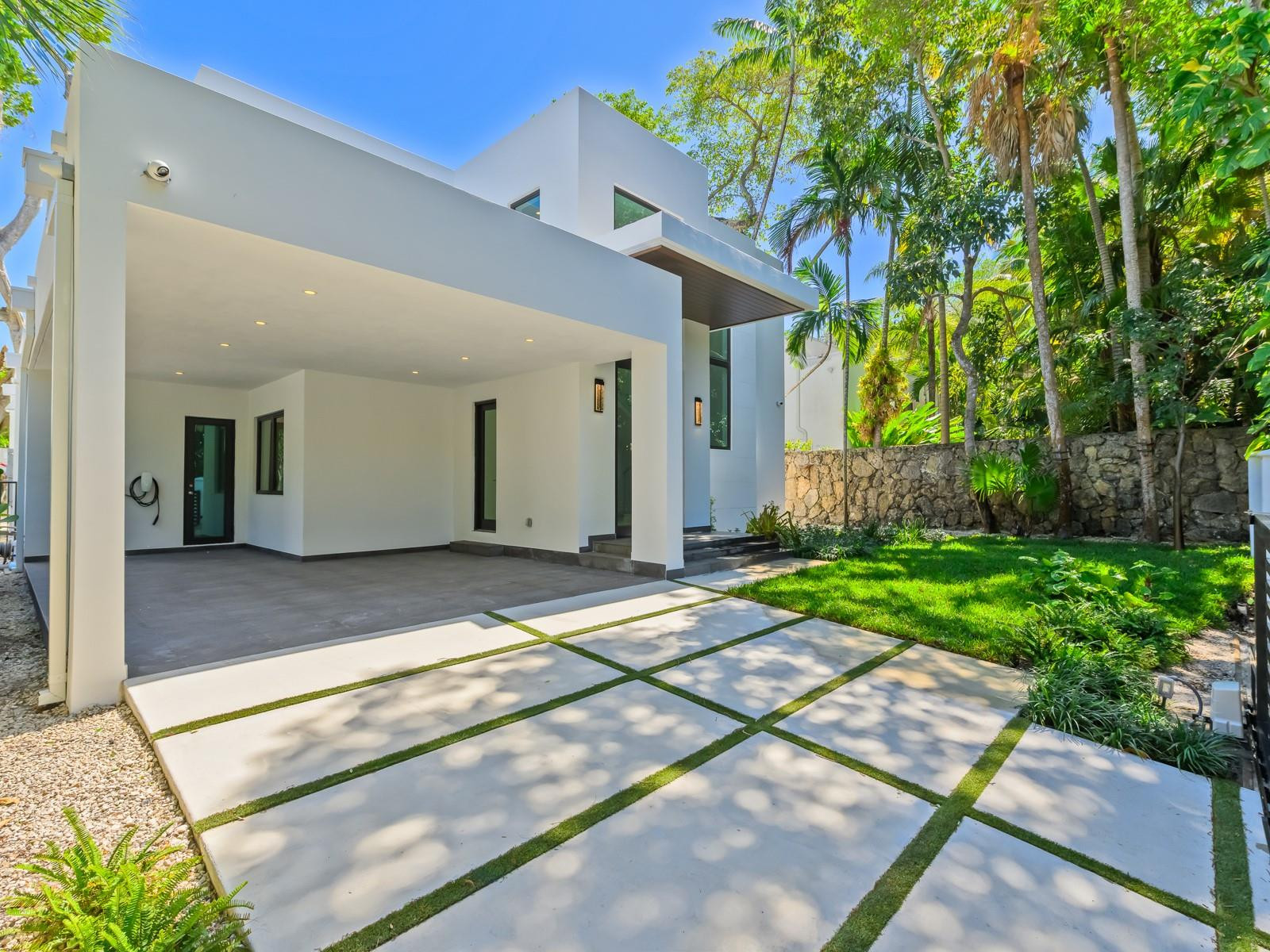 3755 Solana Miami, FL 33133