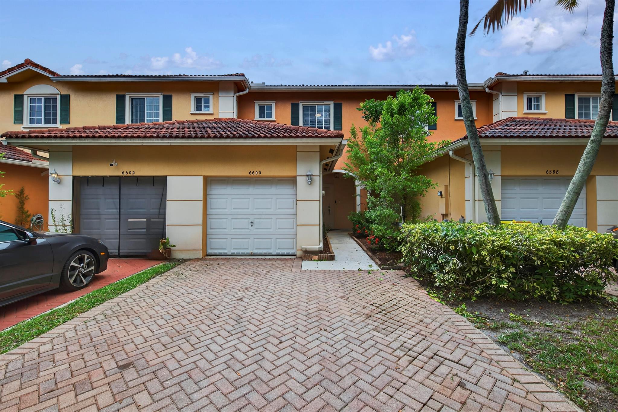 6600 Catalina Ln