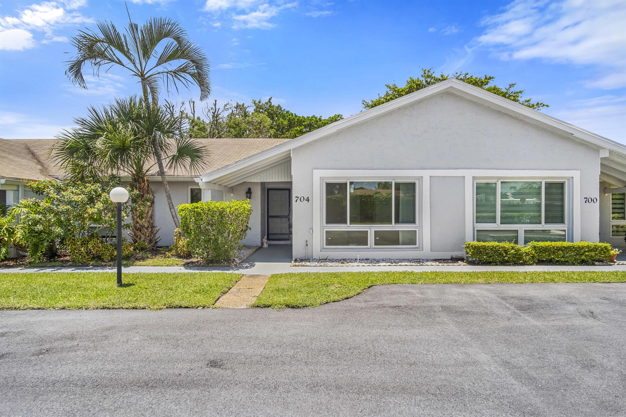 704 Lago Rd