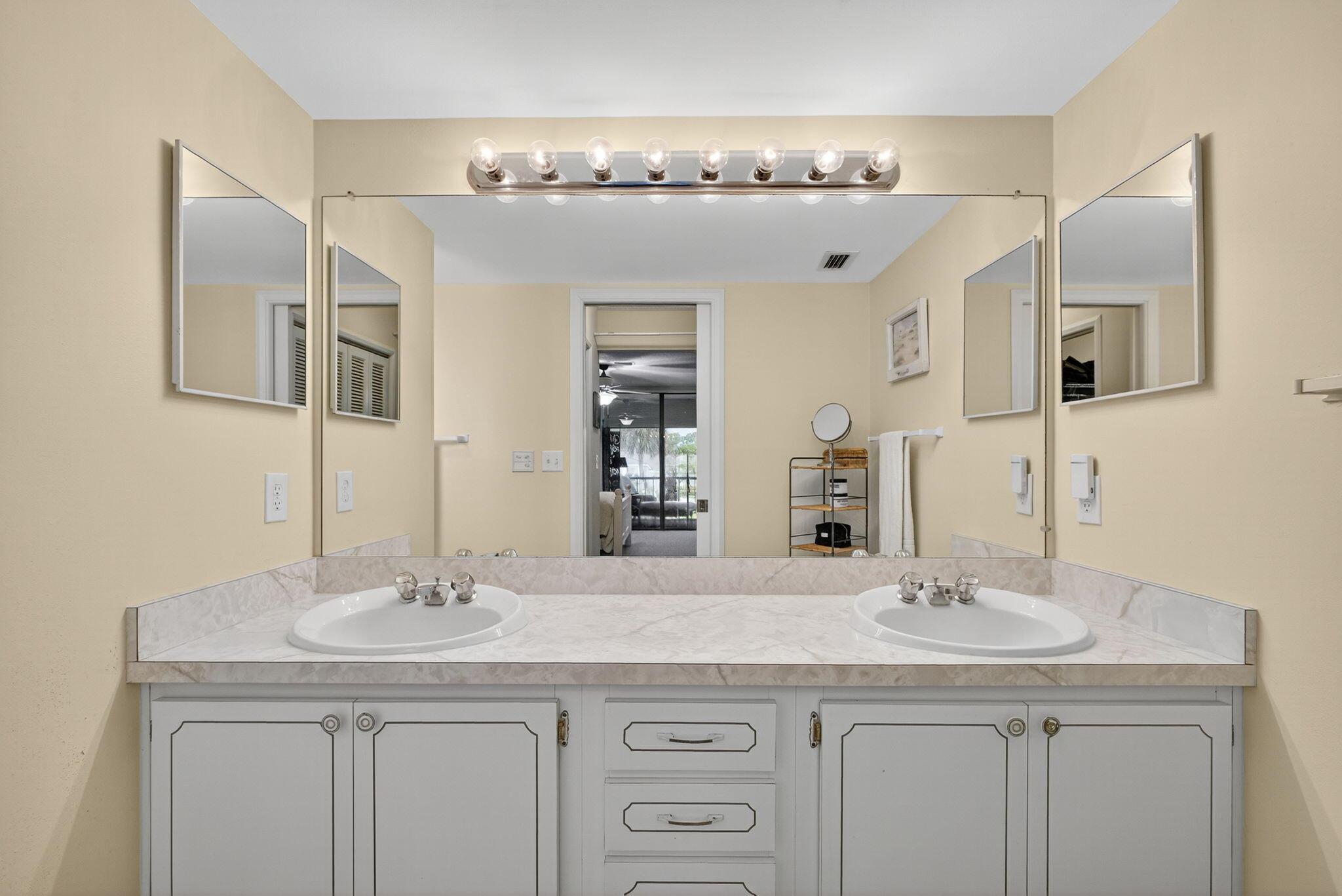 20 SE Turtle Crk Dr #F Jupiter, FL 33469