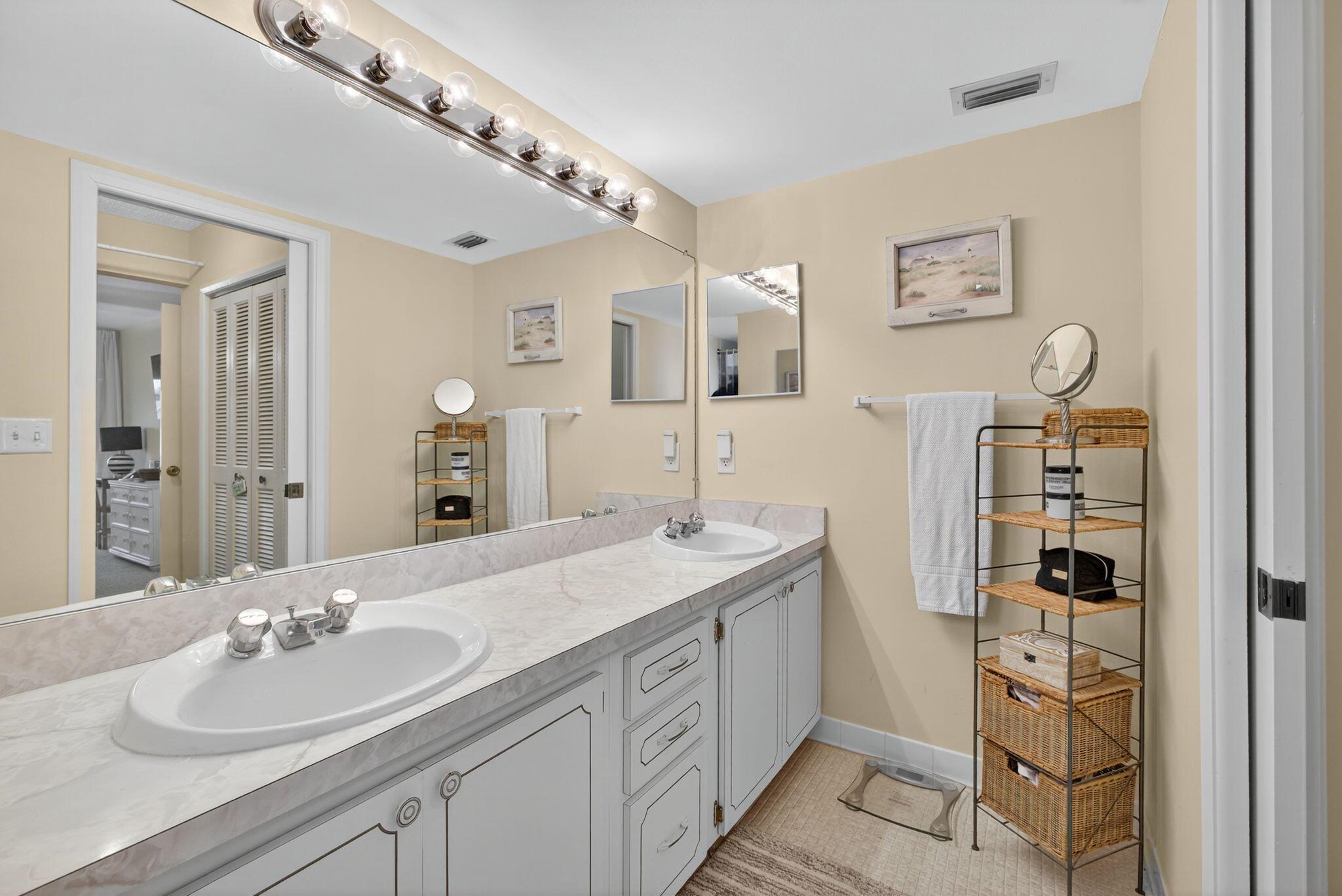 20 SE Turtle Crk Dr #F Jupiter, FL 33469