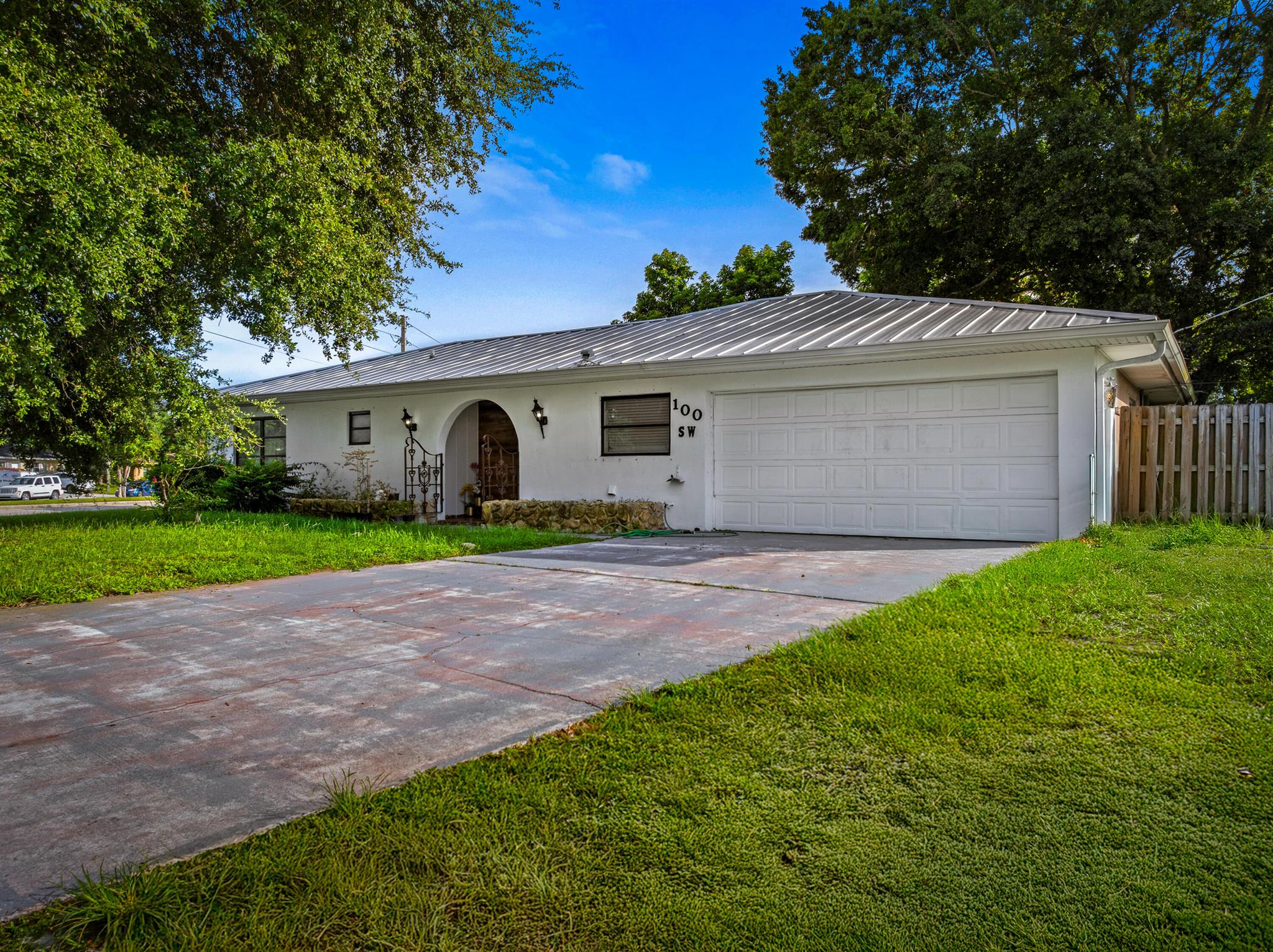 100 SW Lakehurst Dr