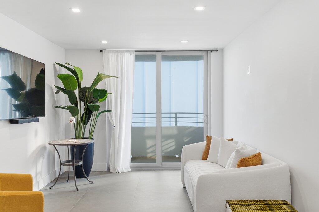 5555 Collins Ave #16p