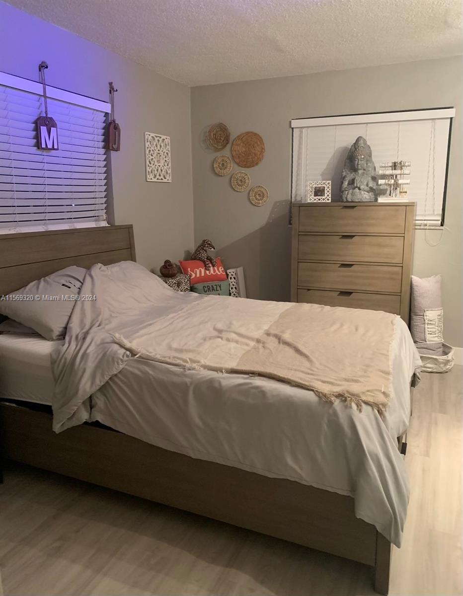 image MILLER LAKE CONDO4