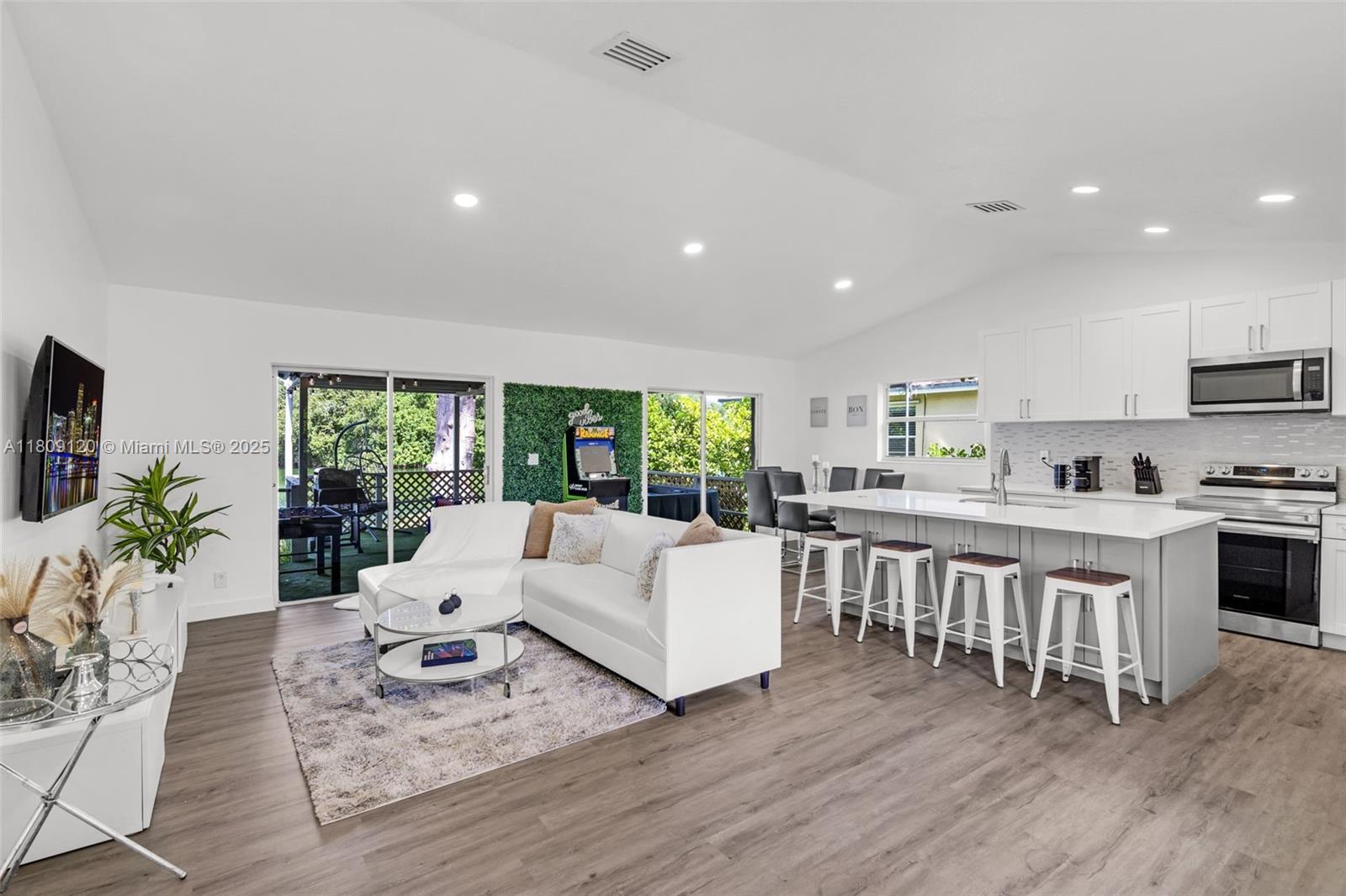 1020 SW 8th St #1020 Hallandale Beach, FL 33009