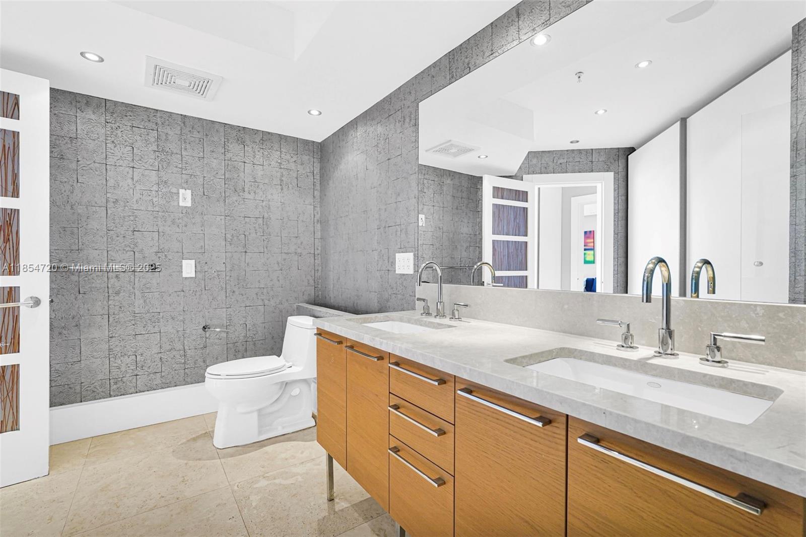 image La Perla Condominium41