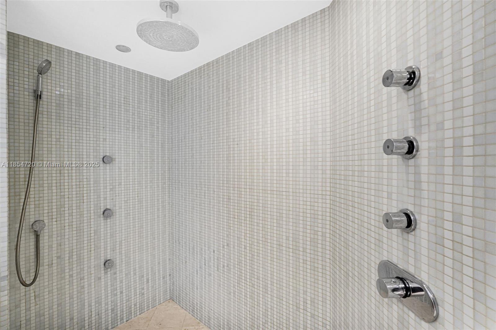 image La Perla Condominium42