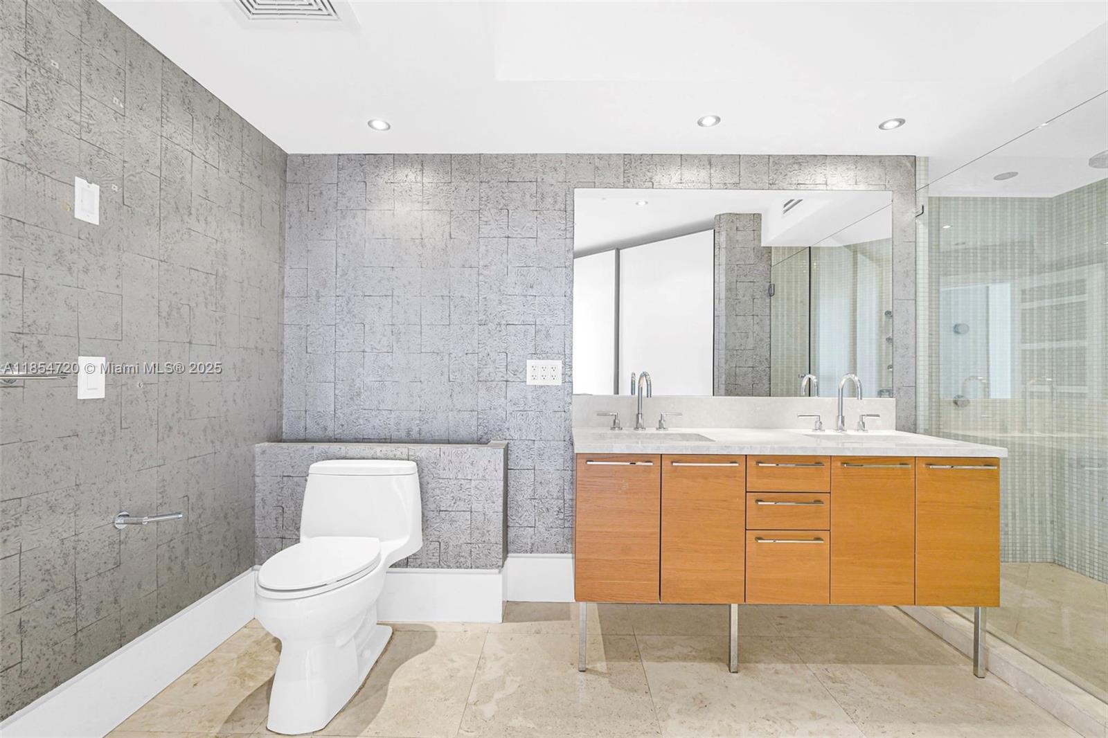 image La Perla Condominium44