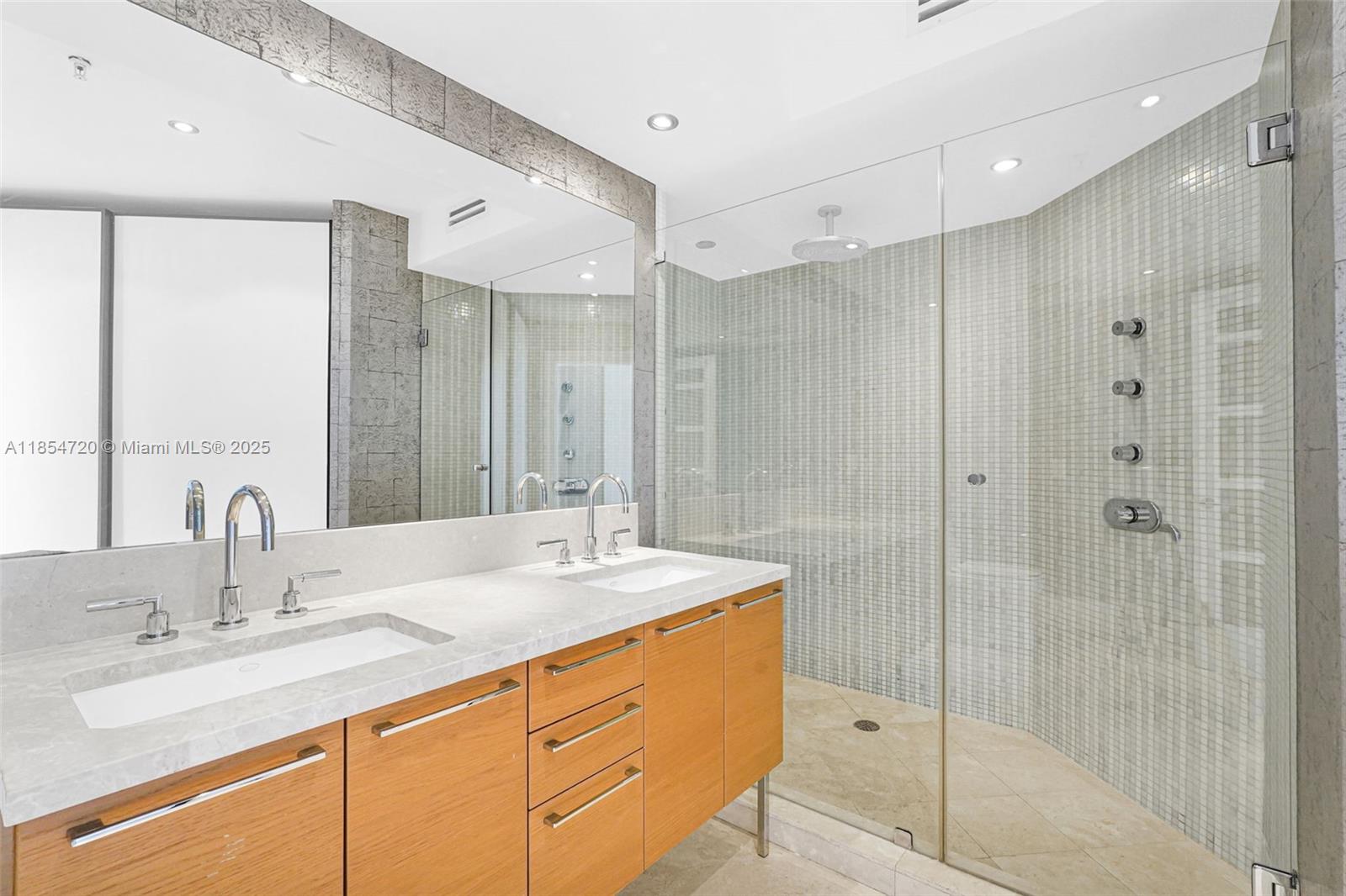 image La Perla Condominium45