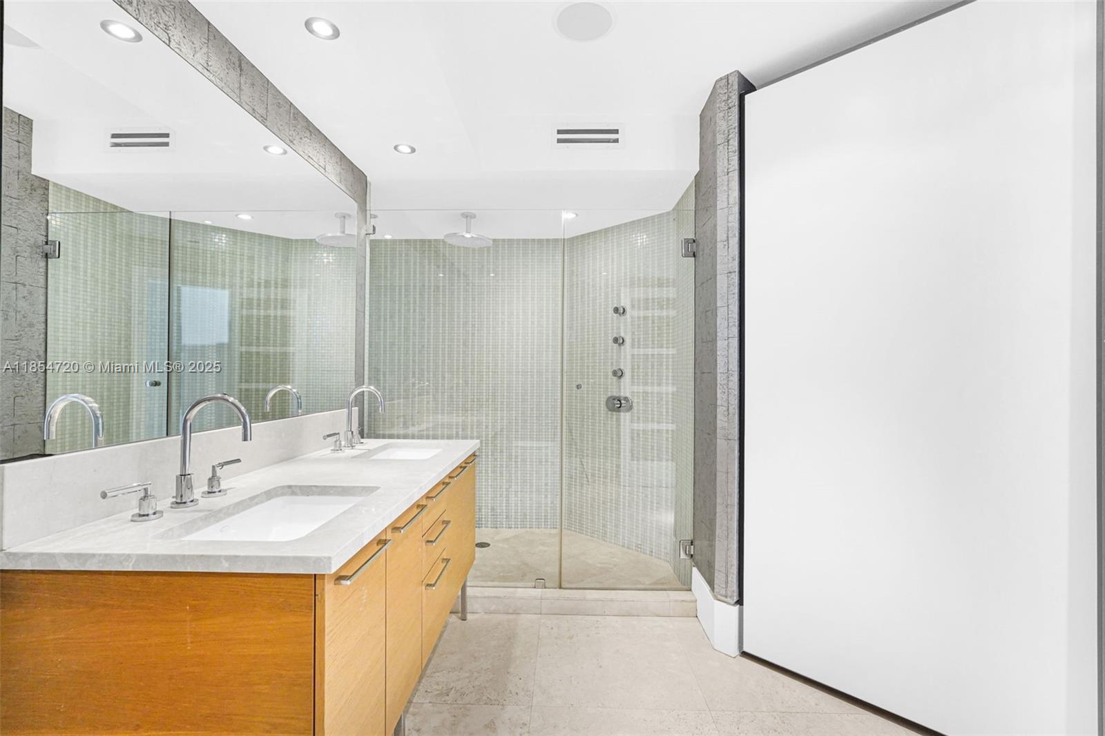 image La Perla Condominium46