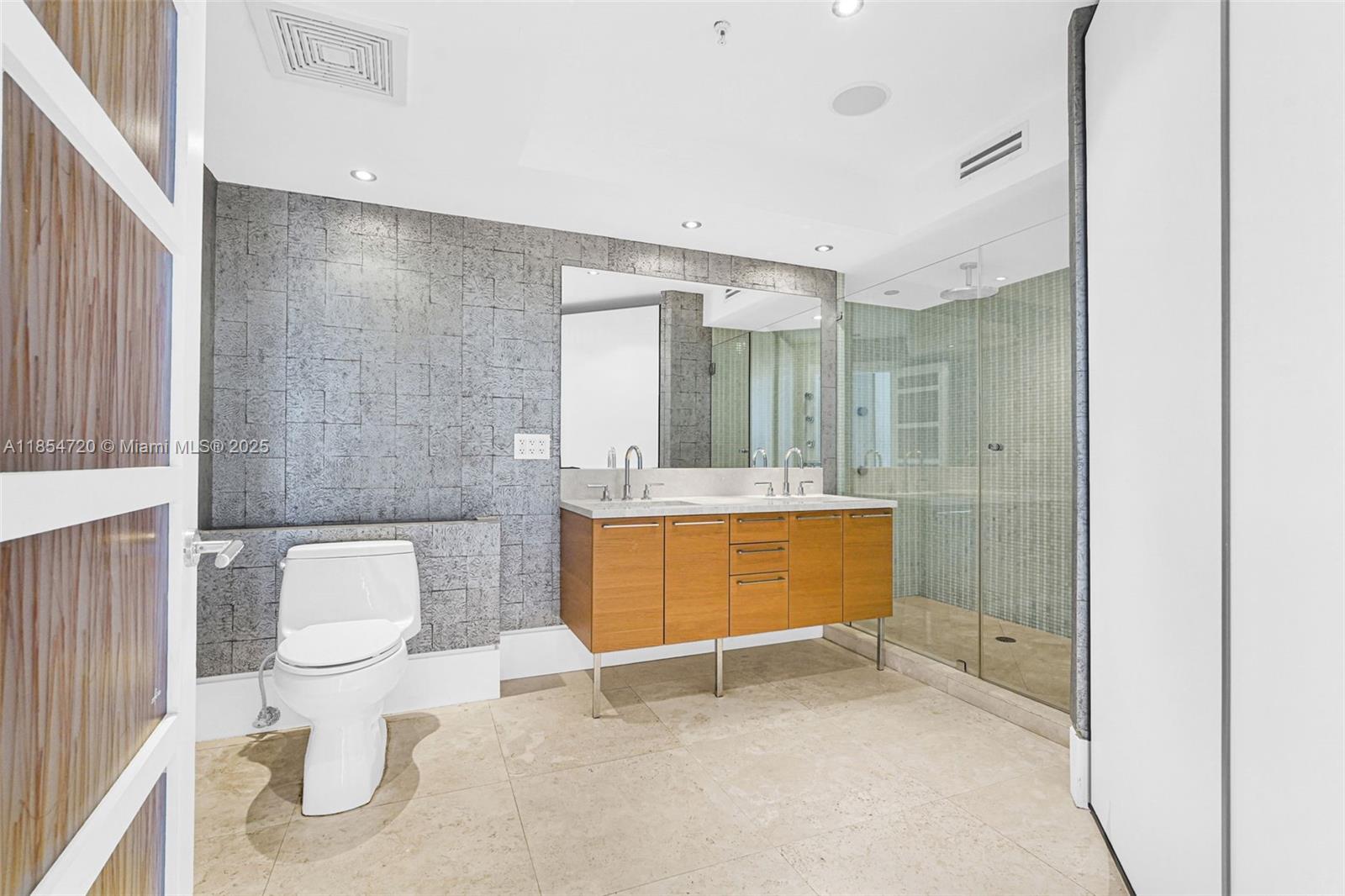 image La Perla Condominium47