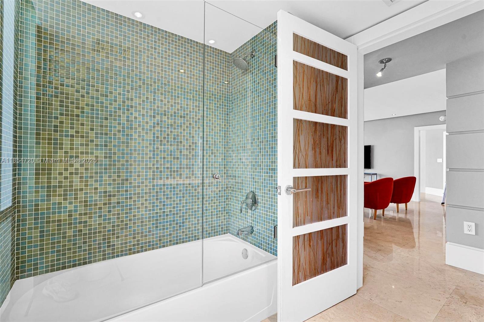 image La Perla Condominium59
