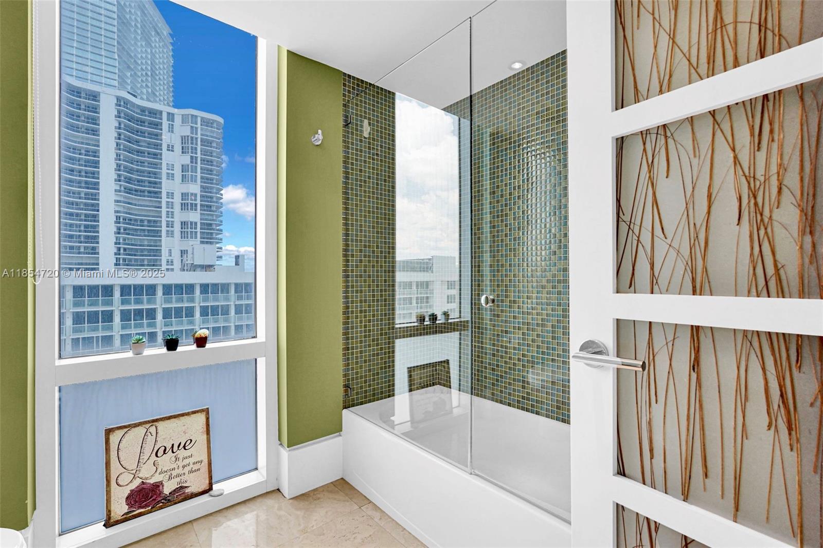 image La Perla Condominium60