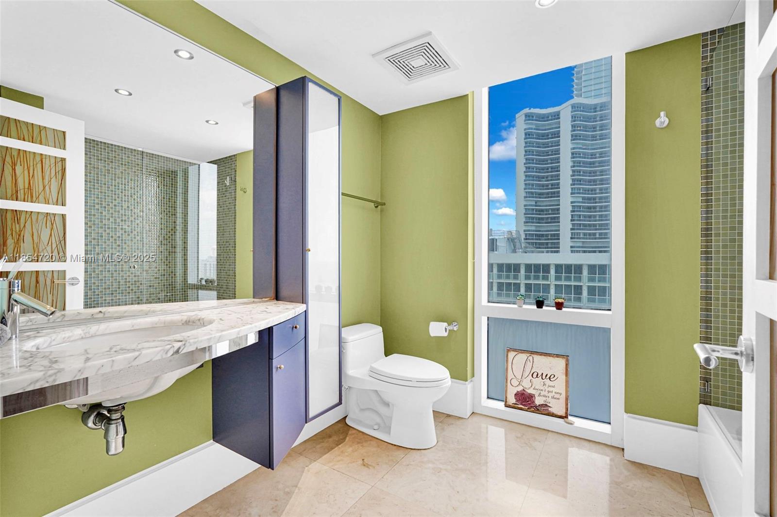 image La Perla Condominium61