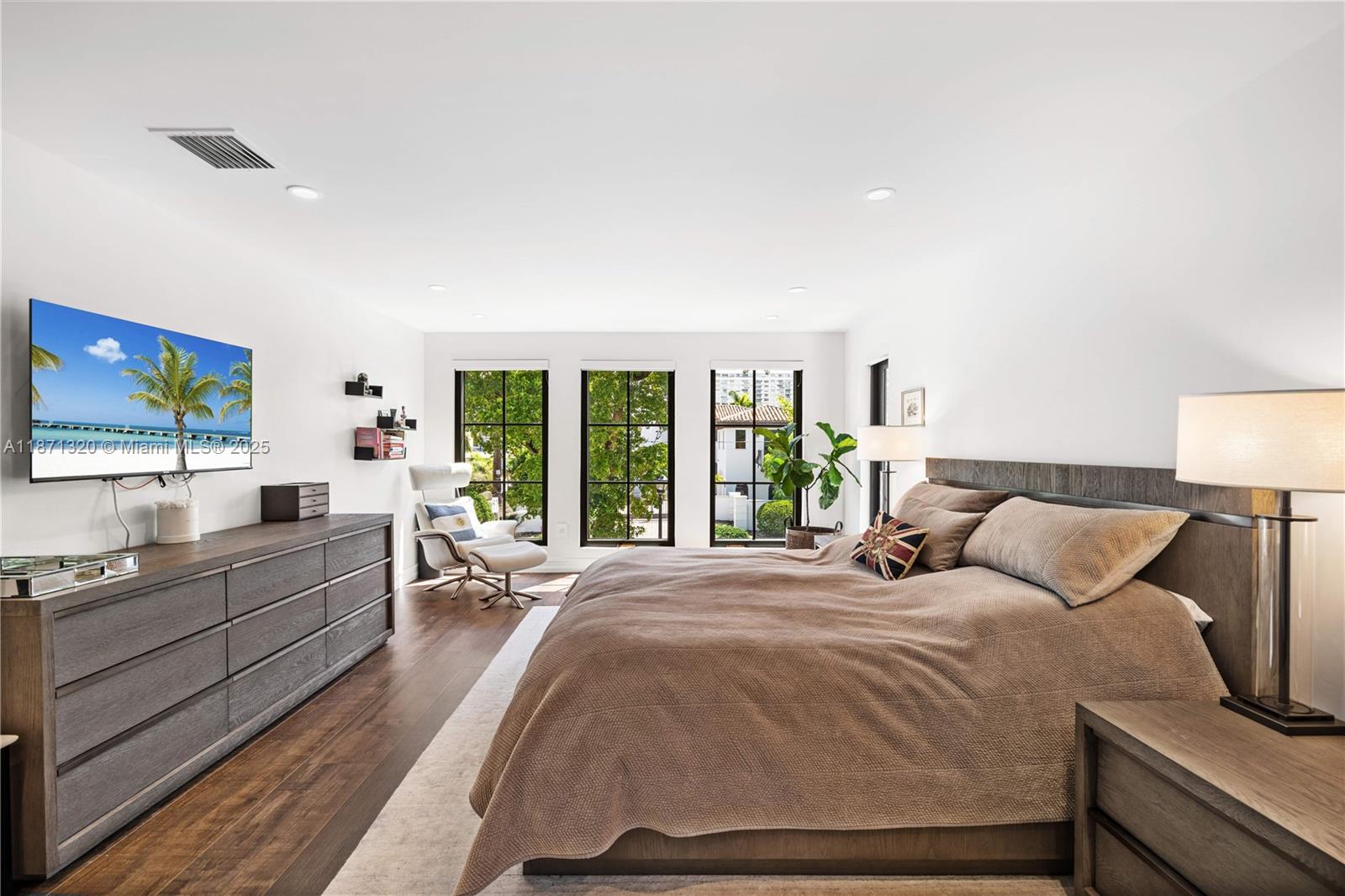 5728 Pine Tree Dr Miami Beach, FL 33140 5728 Pine Tree Dr Miami Beach, FL 33140