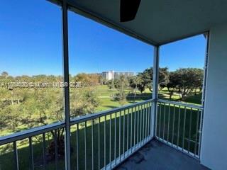 3960 Oaks Clubhouse Dr #404