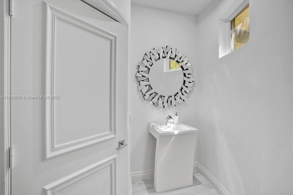 1516 Island Blvd Aventura, FL 33160