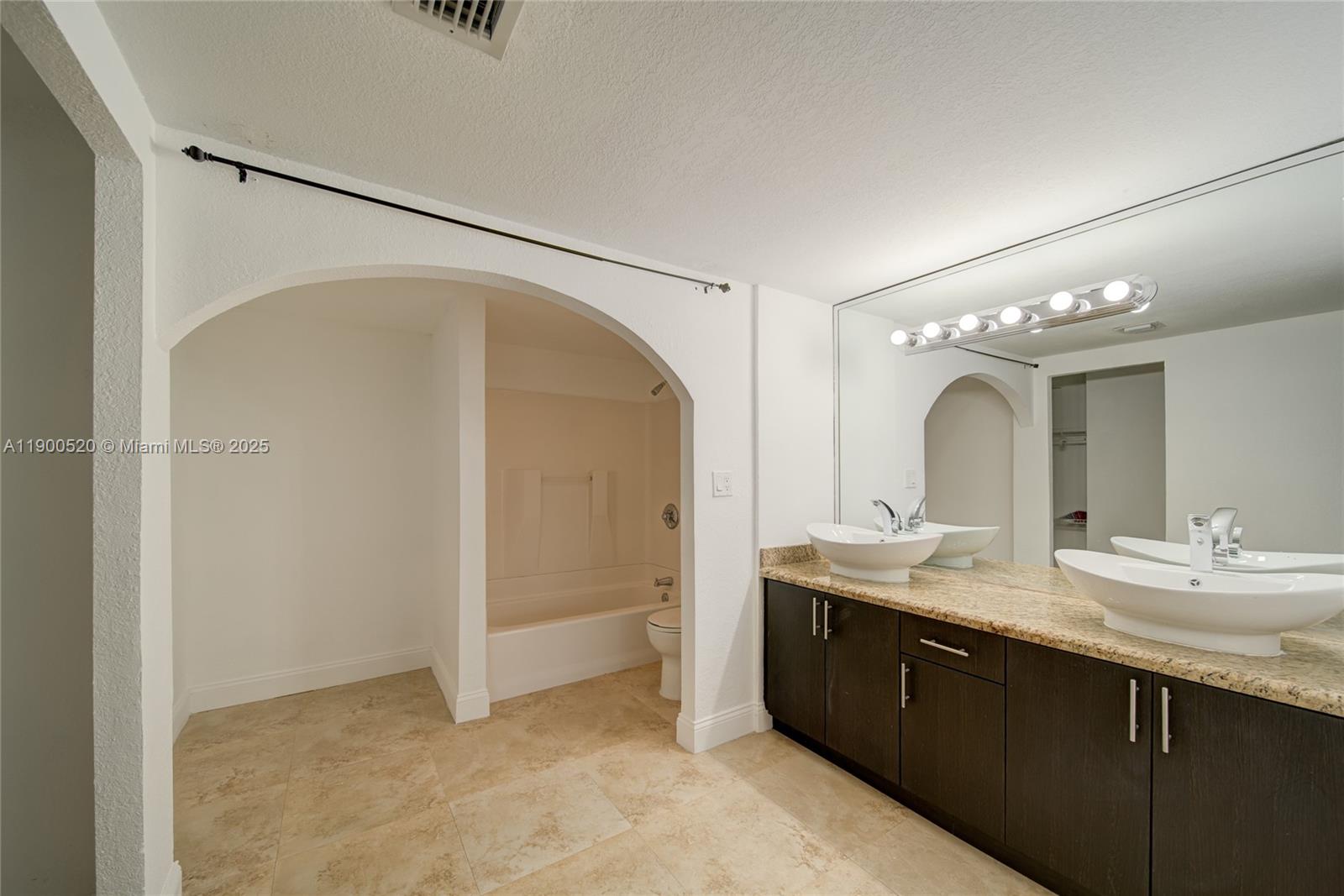 image Arlen House East Condomin13