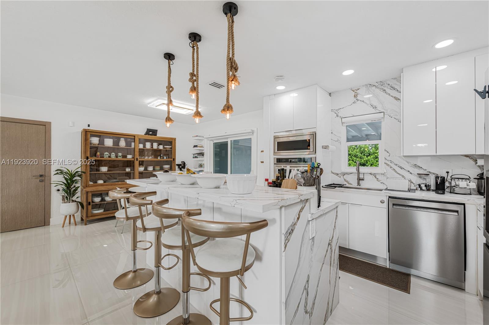 7235 SW 39th Miami, FL 33155