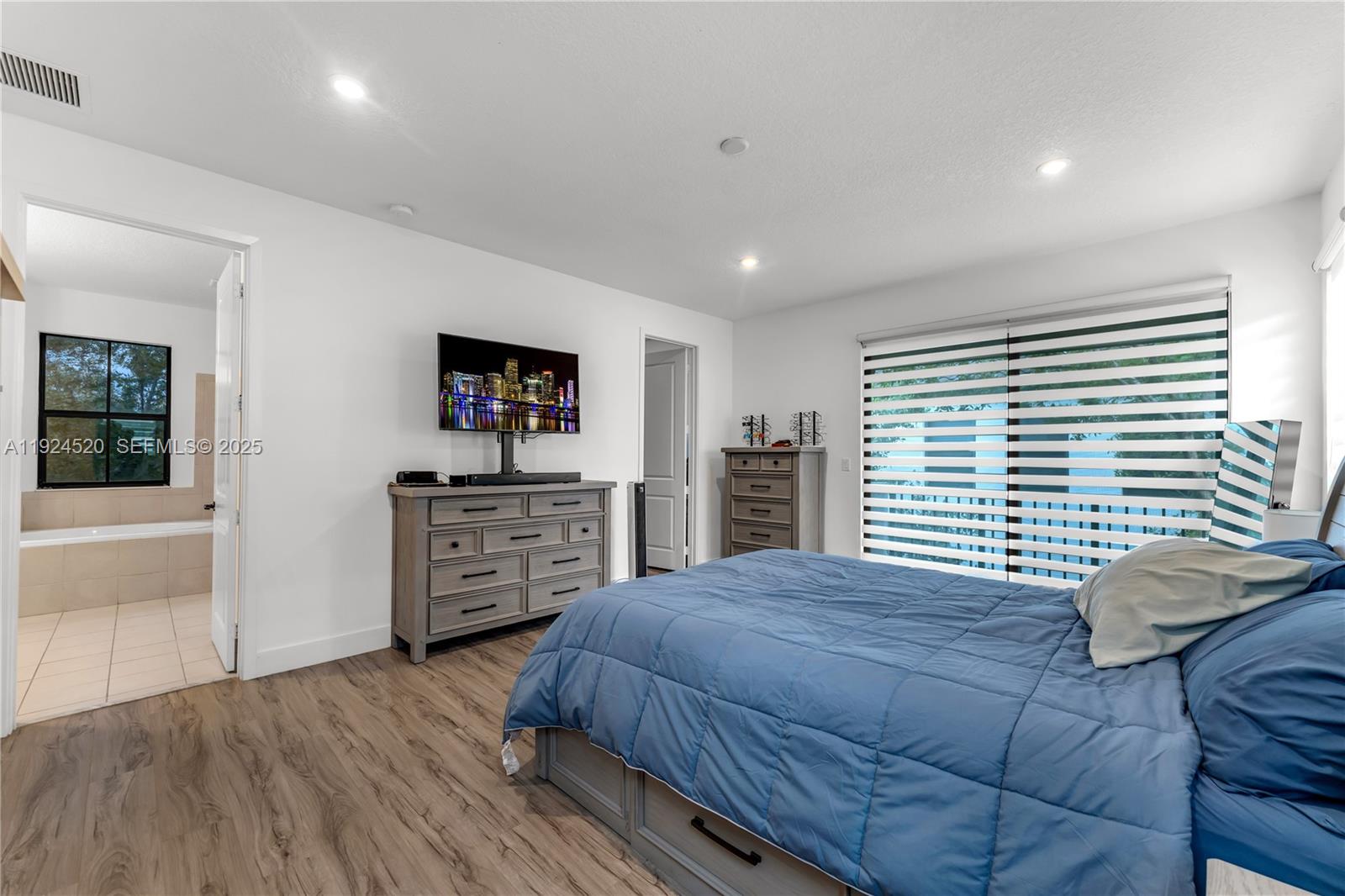 9881 W 34th Ave Hialeah, FL 33018