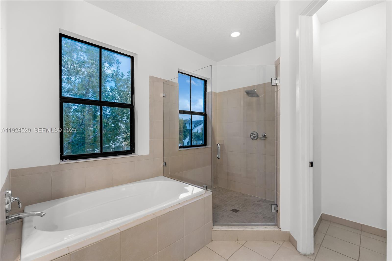 9881 W 34th Ave Hialeah, FL 33018