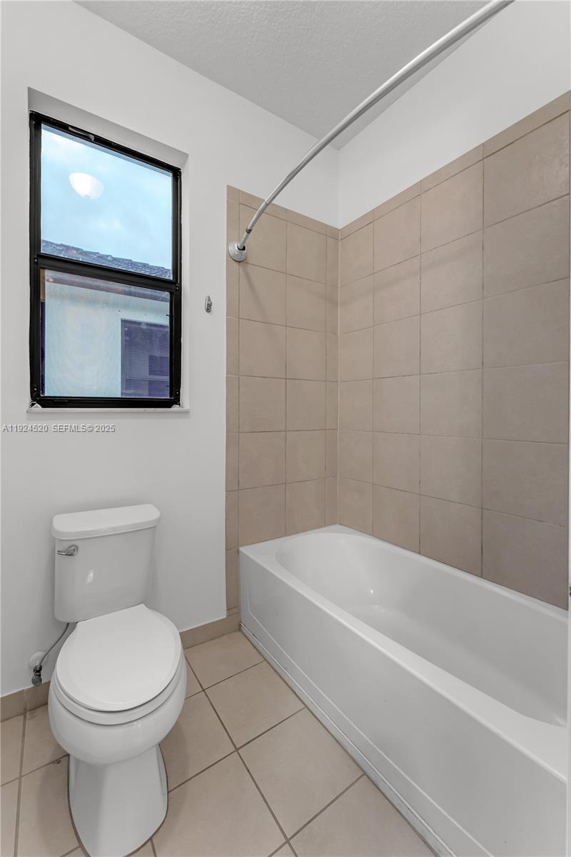 9881 W 34th Ave Hialeah, FL 33018