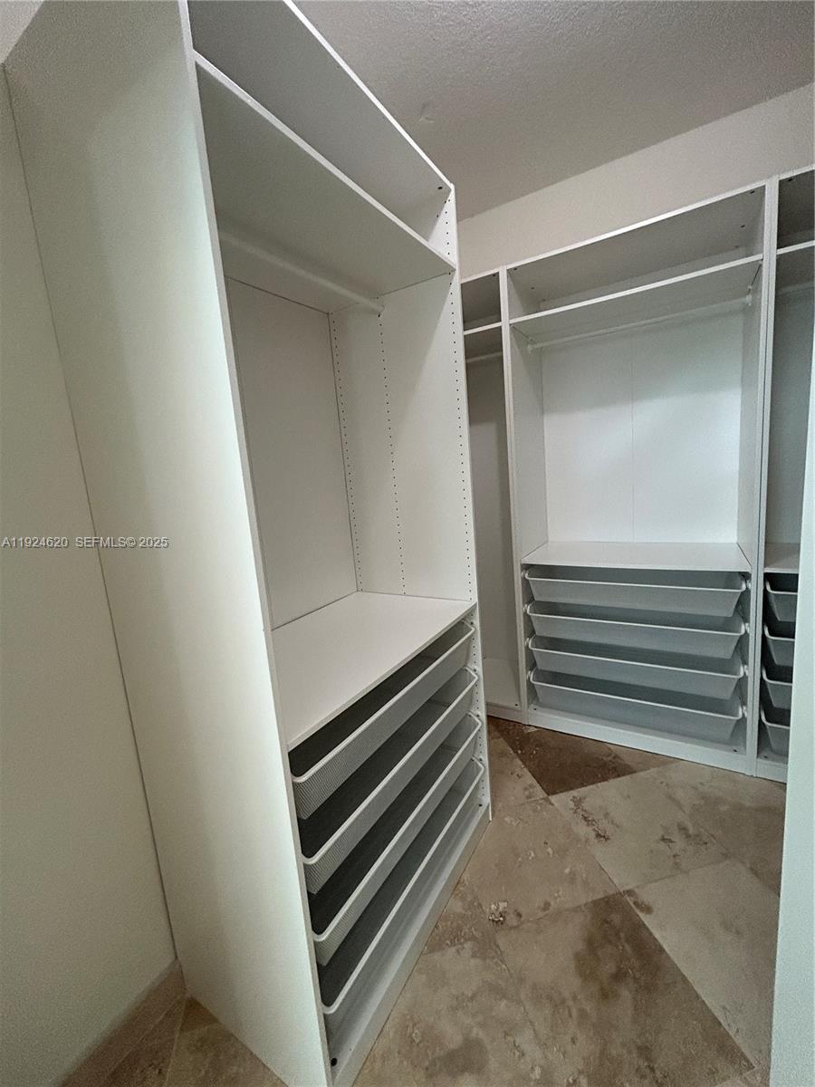 9055 SW 73rd Ct #809 Miami, FL 33156