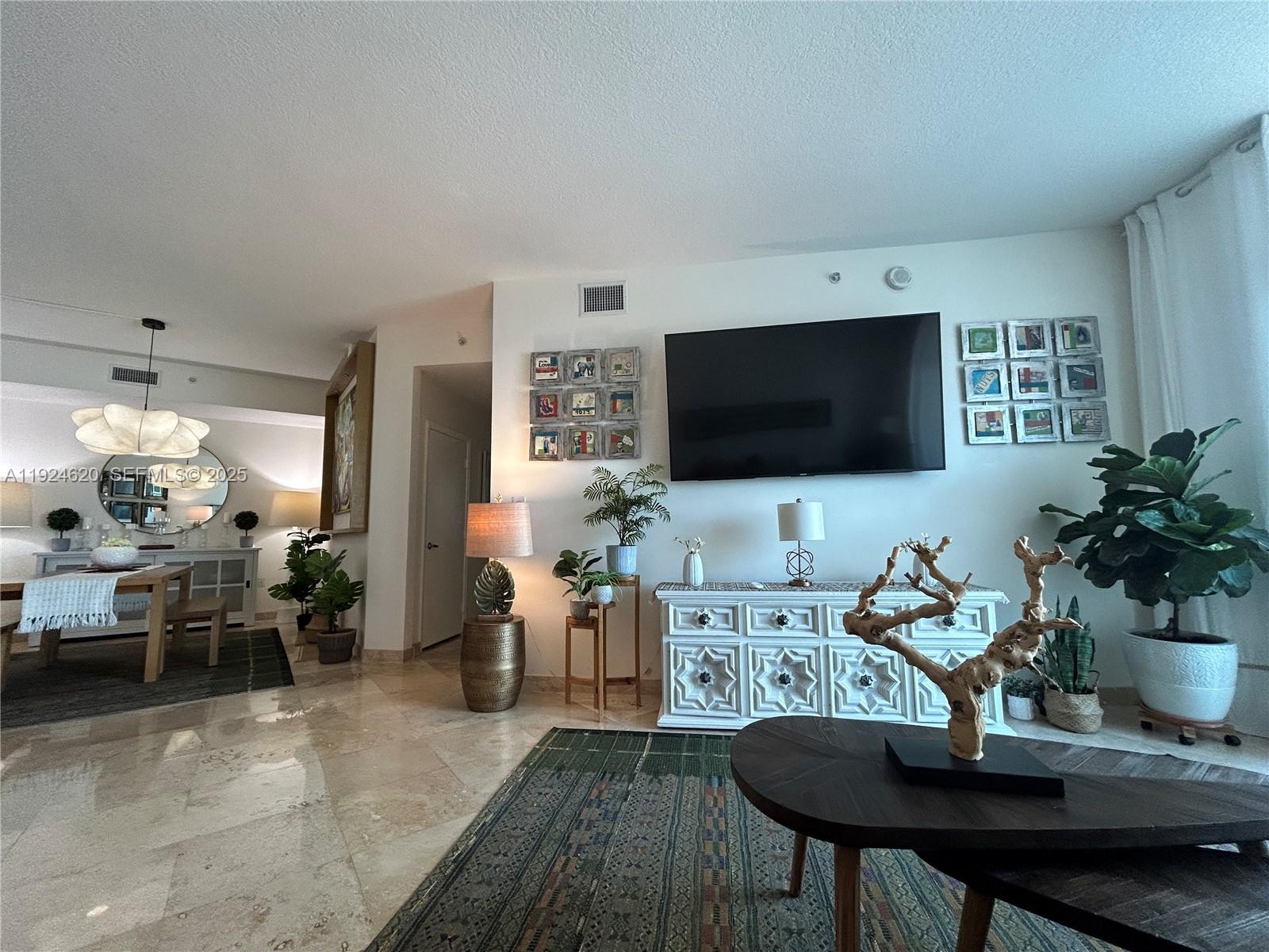 9055 SW 73rd Ct #809 Miami, FL 33156