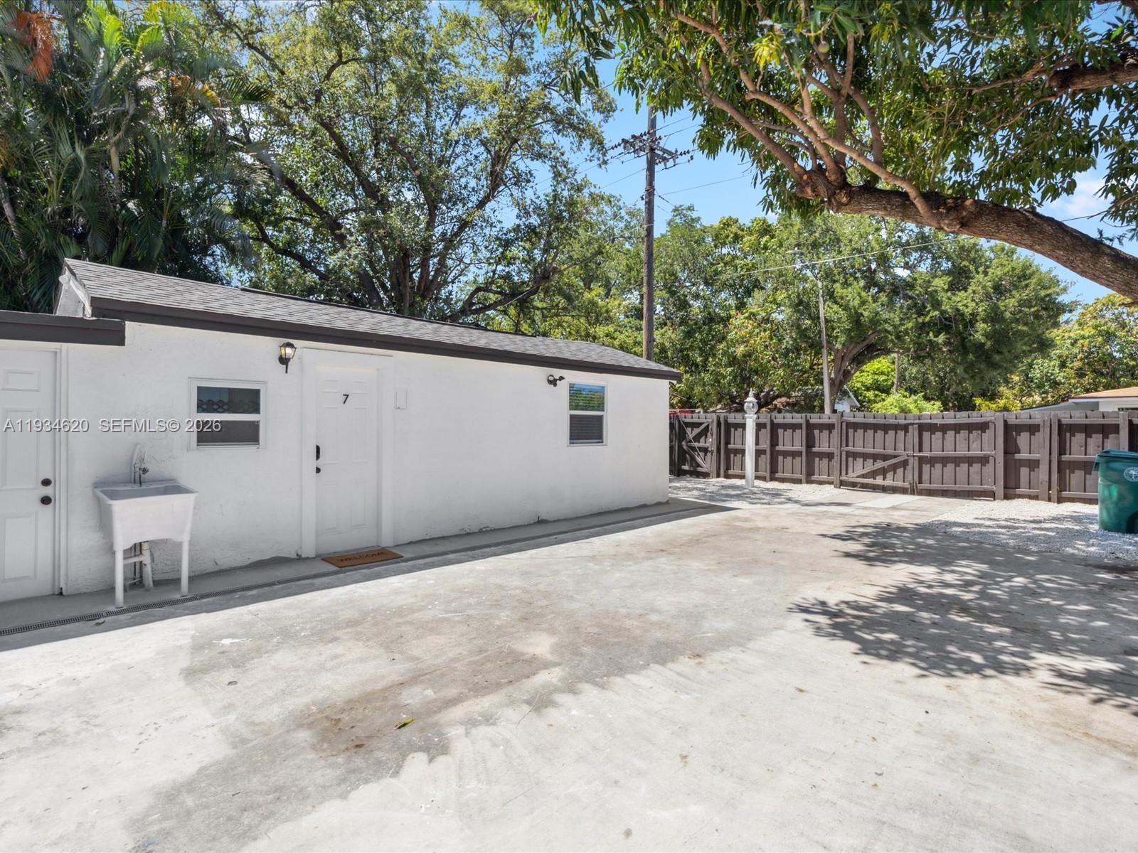 1048 NW 33rd Ave Miami, FL 33125