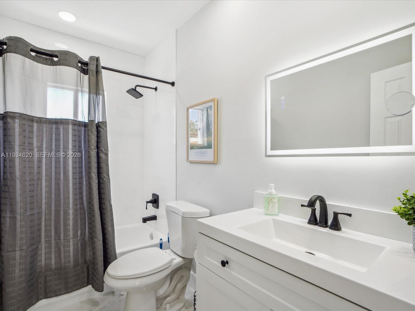 1048 NW 33rd Ave Miami, FL 33125