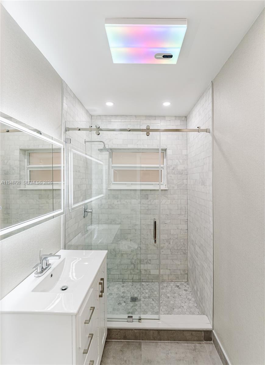 4201 Indian Crk Dr #9 Miami Beach, FL 33140