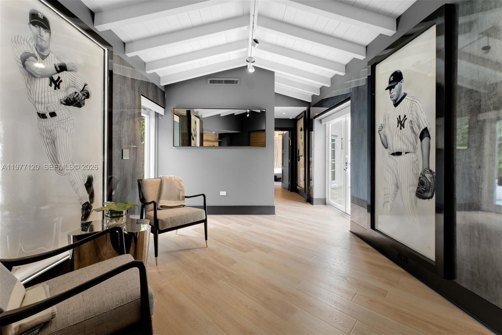 2887 Pine Tree Dr Miami Beach, FL 33140