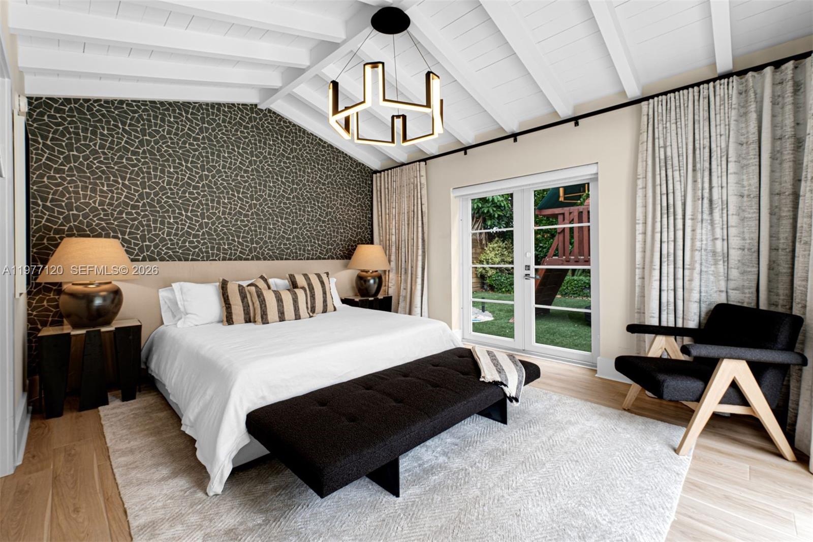 2887 Pine Tree Dr Miami Beach, FL 33140