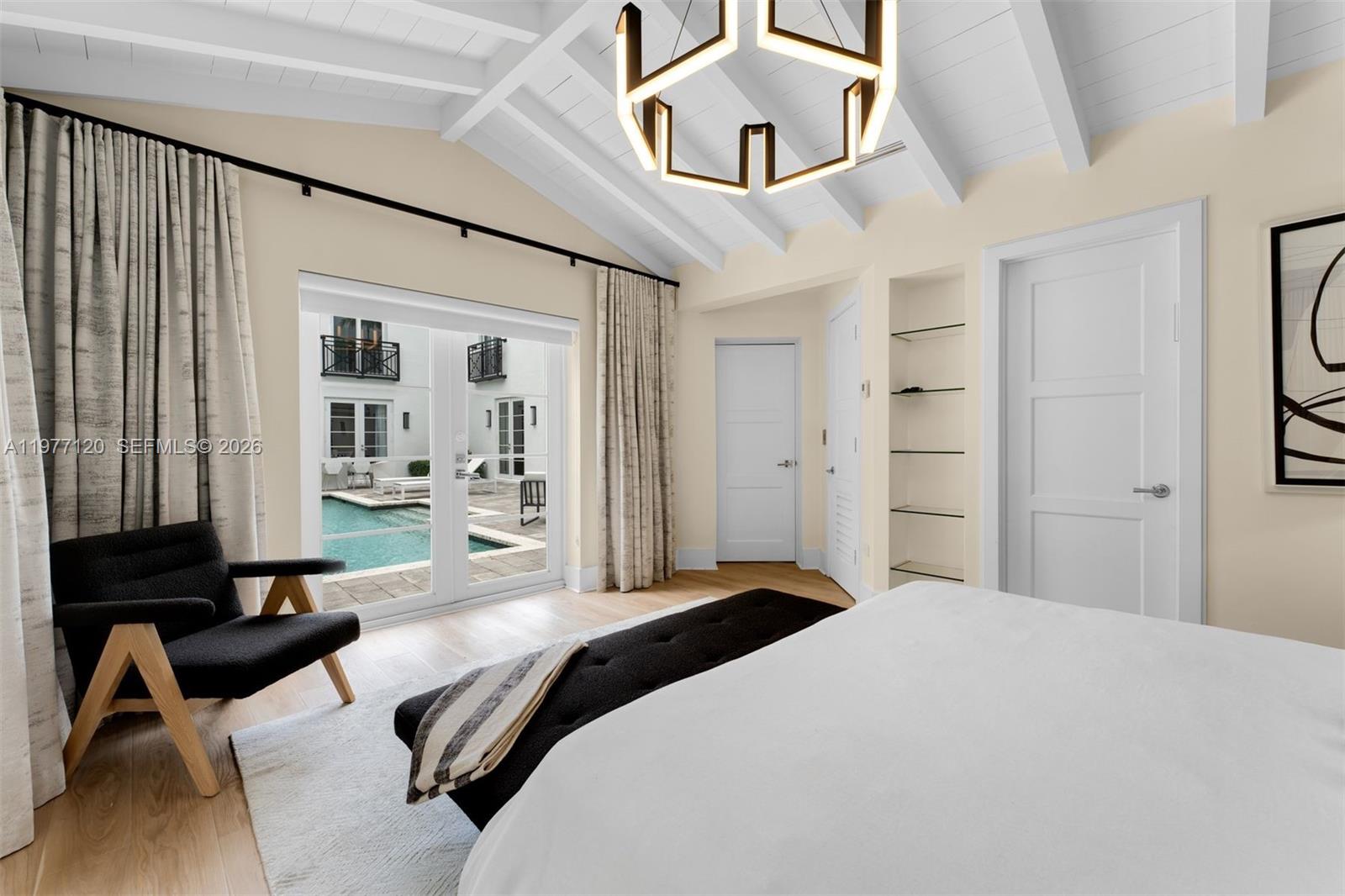 2887 Pine Tree Dr Miami Beach, FL 33140