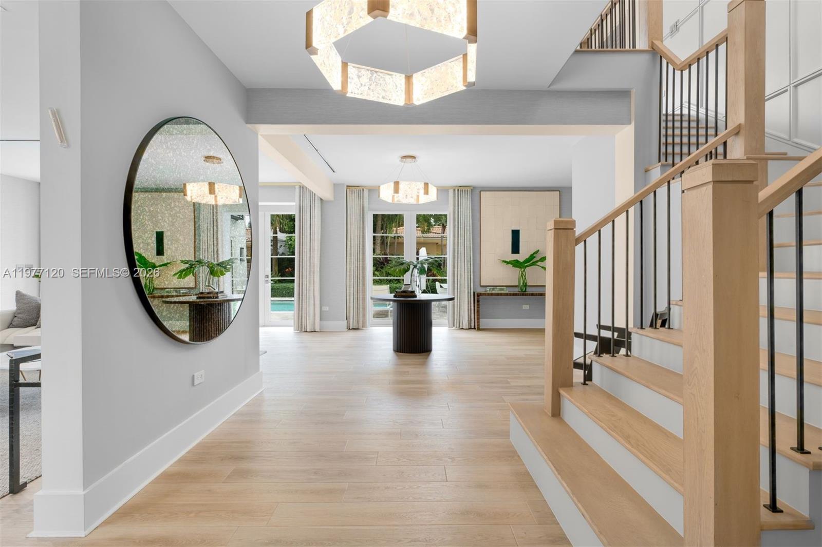 2887 Pine Tree Dr Miami Beach, FL 33140