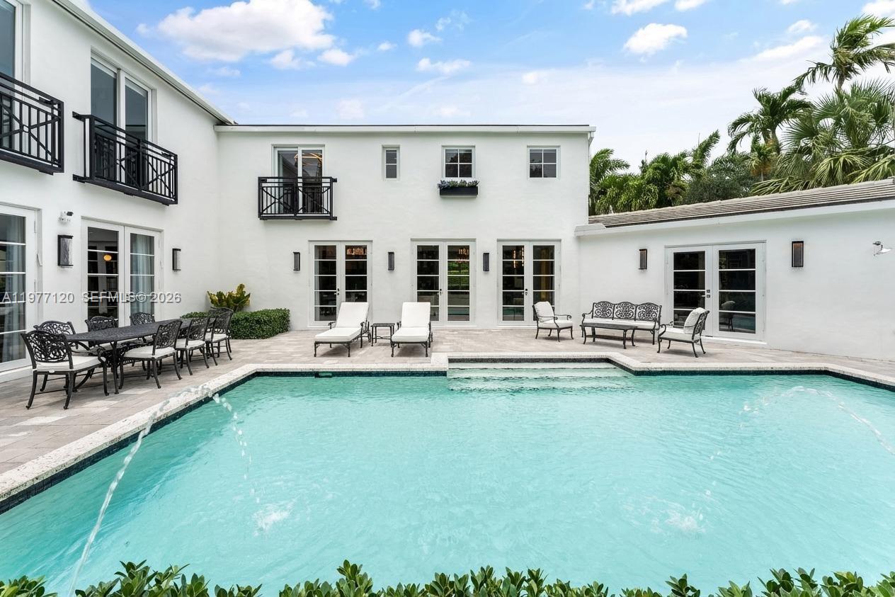 2887 Pine Tree Dr Miami Beach, FL 33140