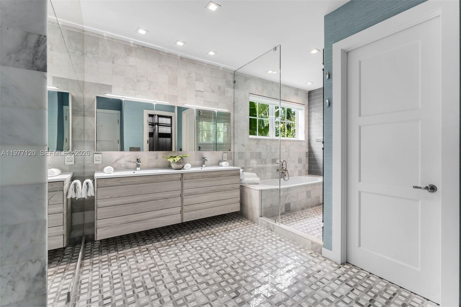 2887 Pine Tree Dr Miami Beach, FL 33140