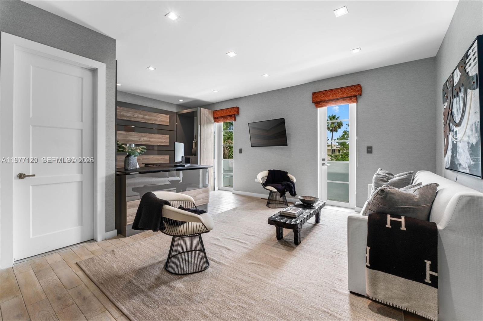 2887 Pine Tree Dr Miami Beach, FL 33140