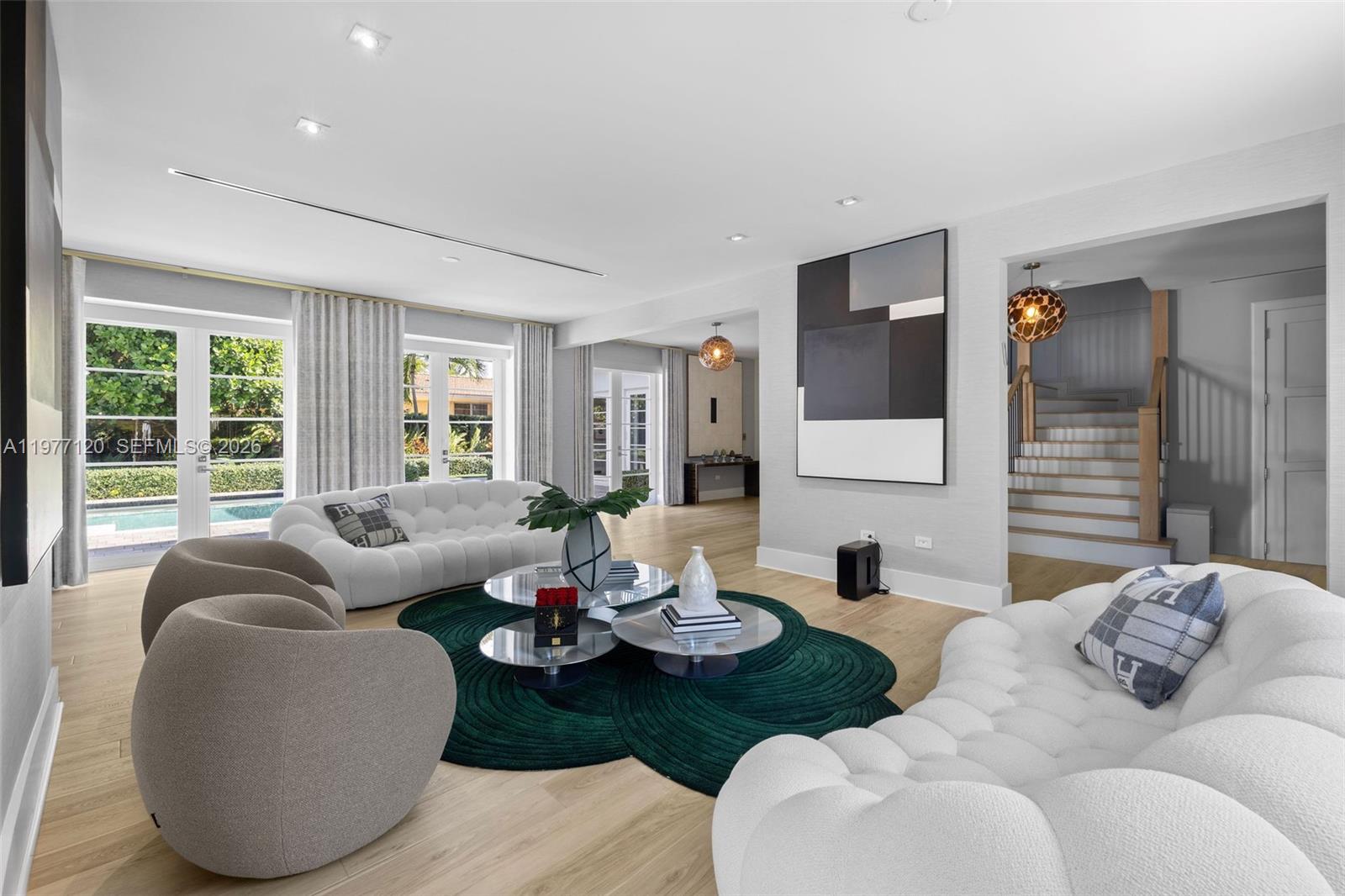 2887 Pine Tree Dr Miami Beach, FL 33140