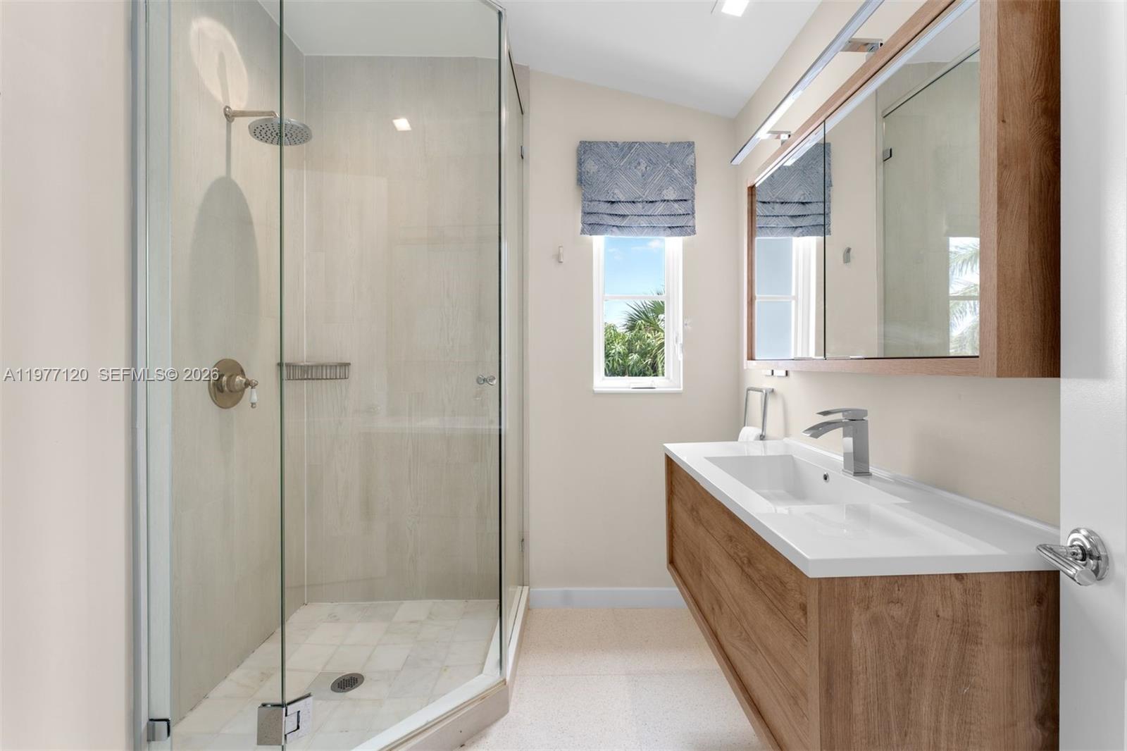 2887 Pine Tree Dr Miami Beach, FL 33140