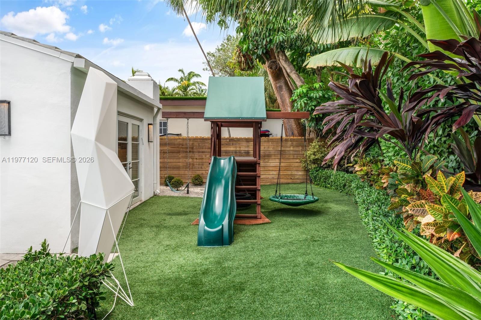 2887 Pine Tree Dr Miami Beach, FL 33140