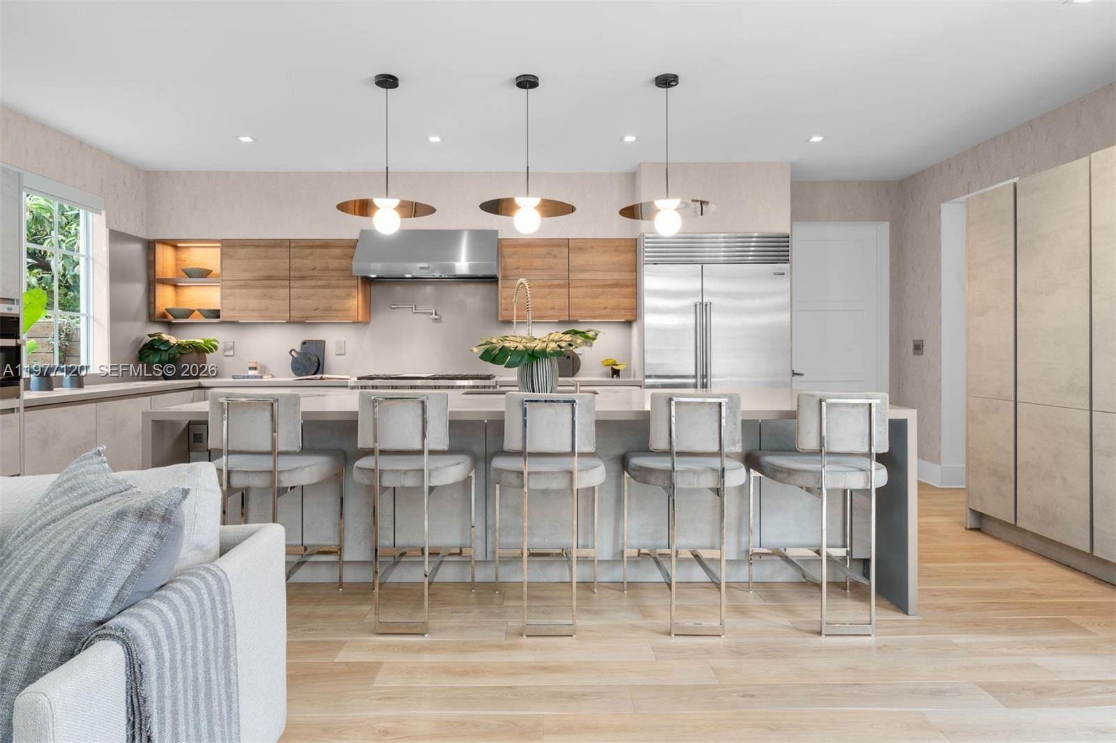 2887 Pine Tree Dr Miami Beach, FL 33140